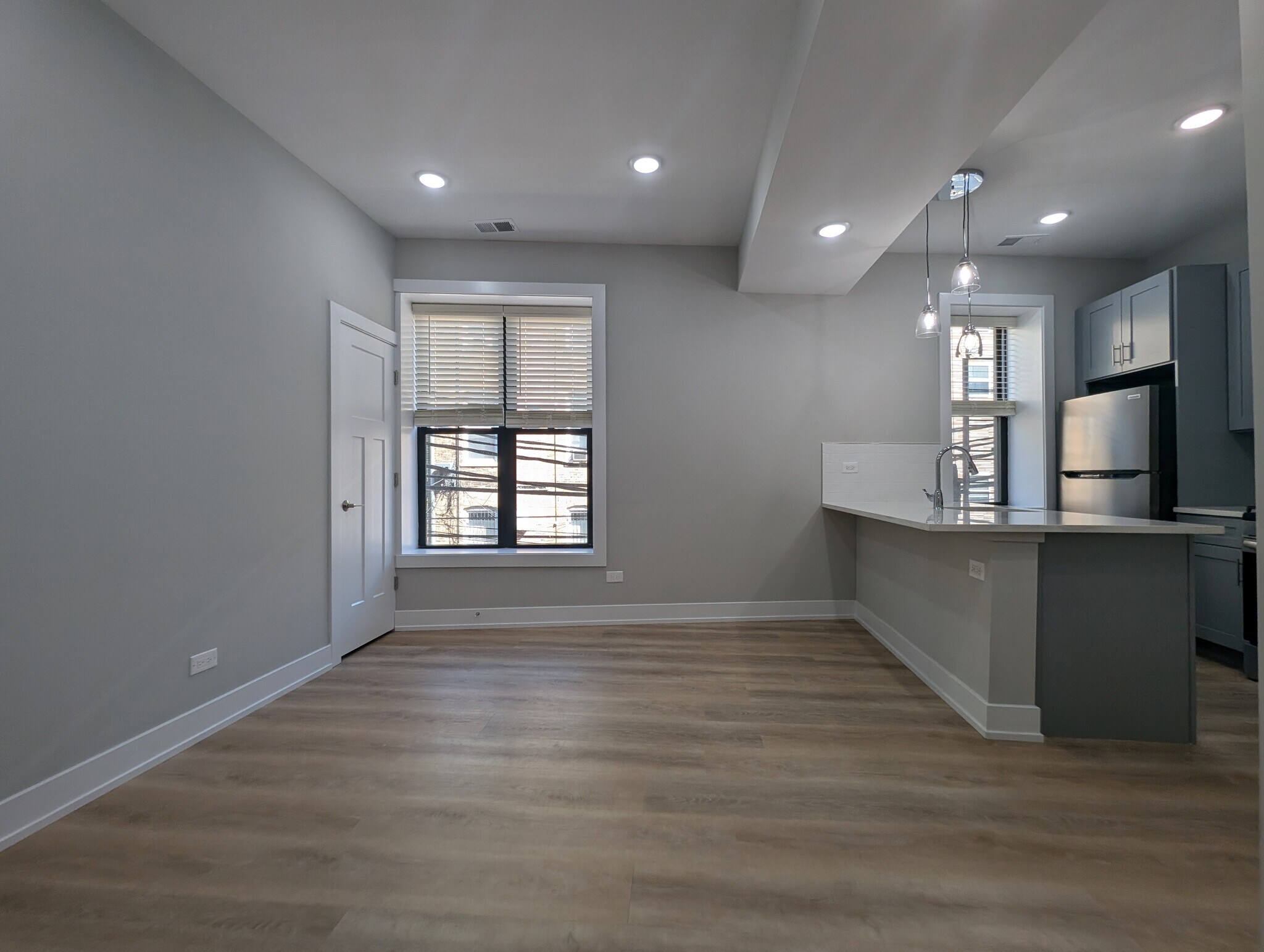 Building Photo - 440 W Belden Ave