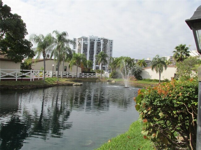 Building Photo - 2753 S Parkview Dr