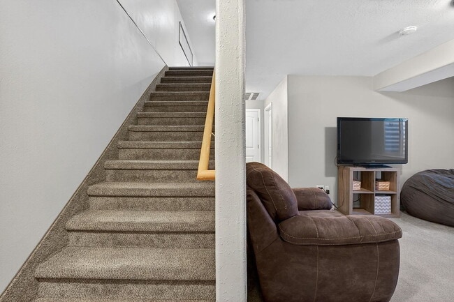 Building Photo - Single Family Home For Rent