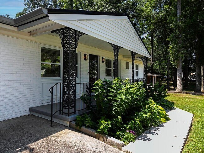 Building Photo - 3249 Howell Dr