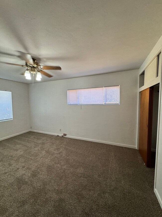 Building Photo - Charming Home Rent Ready !