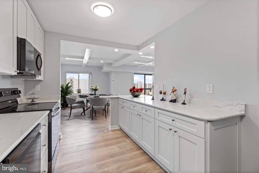 Kitchen - 8370 Greensboro Dr