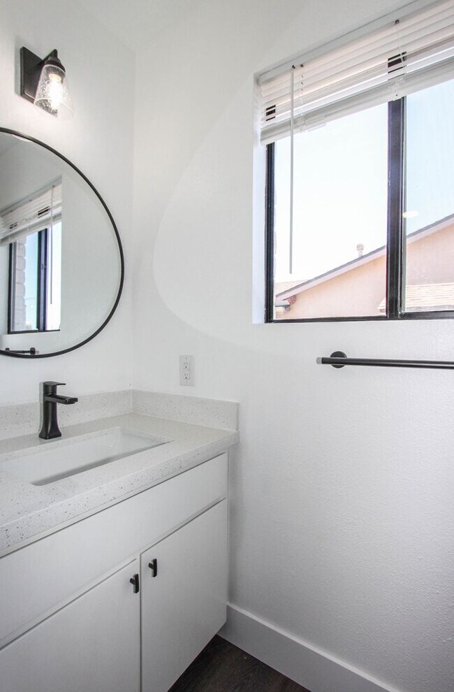 Building Photo - 3 bedroom 2 bathroom with AZ room -HOLD