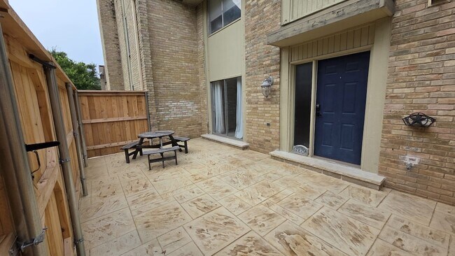 Building Photo - 2606 Custer Pkwy