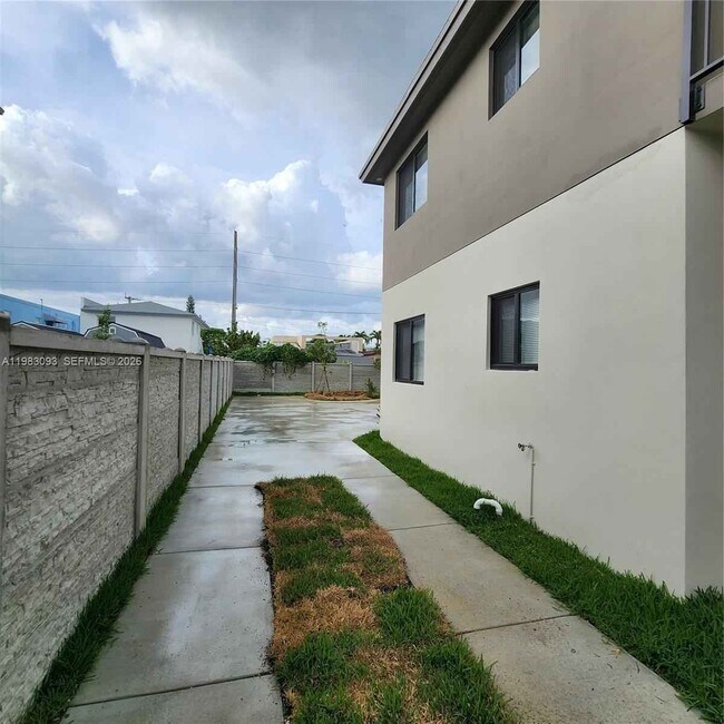 Building Photo - 1171 NW 66th St