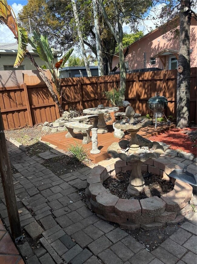 Building Photo - 729 NE 2nd Ct