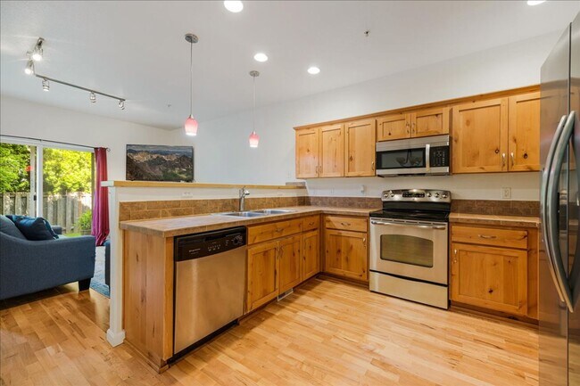 Building Photo - Crisp, Updated Townhome Near Nike & Shopping