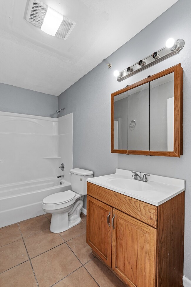 Building Photo - 1820 E Texas St