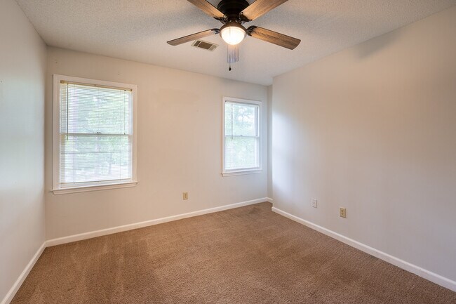 Building Photo - 4135 Knollcrest Cir N
