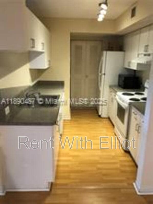 Building Photo - 470 S Park Rd