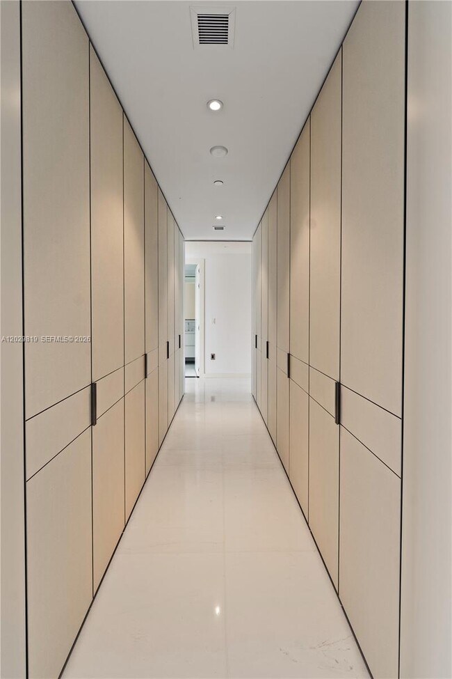 Building Photo - 300 Biscayne Blvd Way