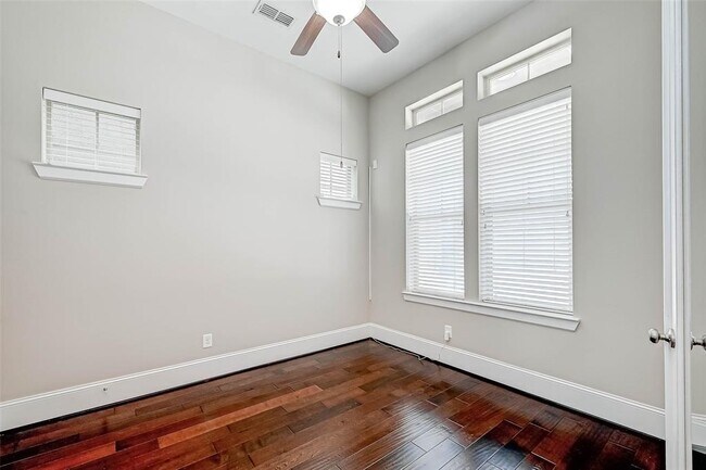 Building Photo - 6711 Saxton Manor St