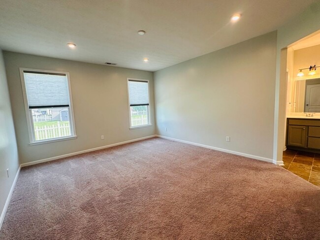 Building Photo - Contemporary Comfort Meets Convenience in Mt. Washington