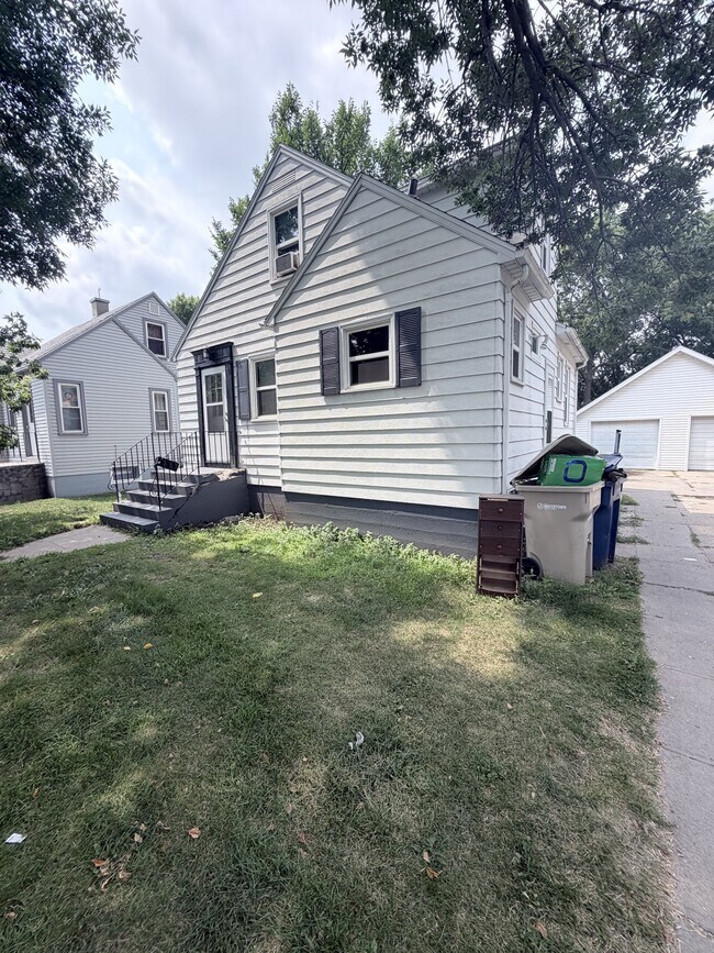 Building Photo - 207 3rd St SW