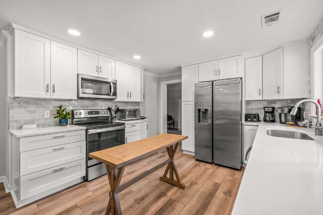Building Photo - "Charming 3-Bedroom, 2.5-Bath Home Now Ava...