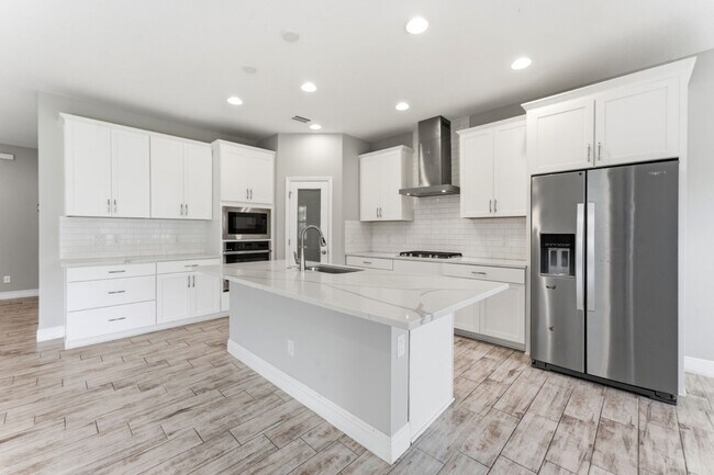 Building Photo - Absolutely Stunning 4 BR + LOFT + OFFICE/2.5 Bath/2 Car Garage home in Starkey Ranch!