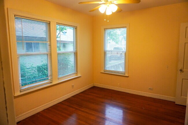 Building Photo - 3br / 2ba house in Woodlawn terrace, close...