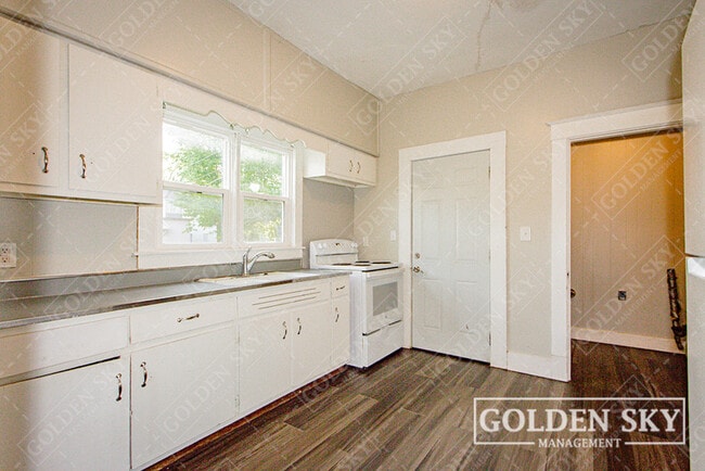 Building Photo - 312 S Gharkey St