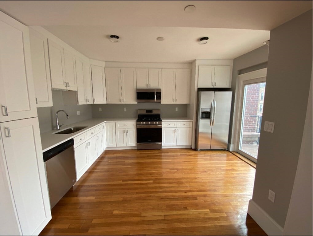 Building Photo - 190 Kelton