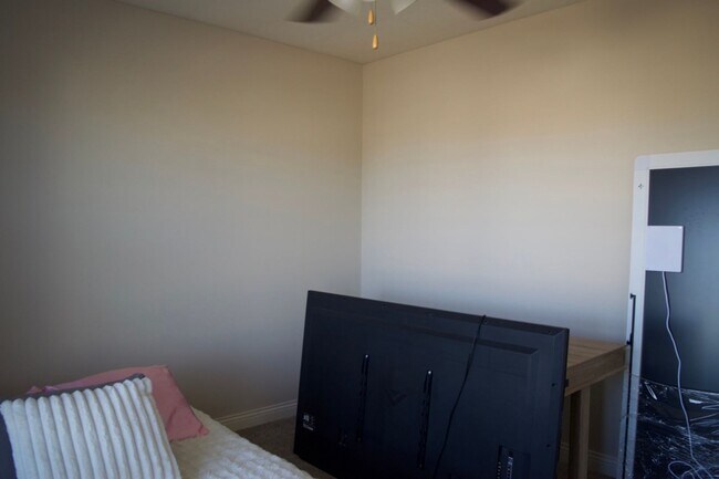 Building Photo - Nice 3 Bed 2 Bath House In Vanderveen Crossing!