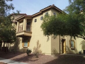 Building Photo - Gorgeous 3 Bedroom Townhome with Attached Garage! Available for Immediate Move in!