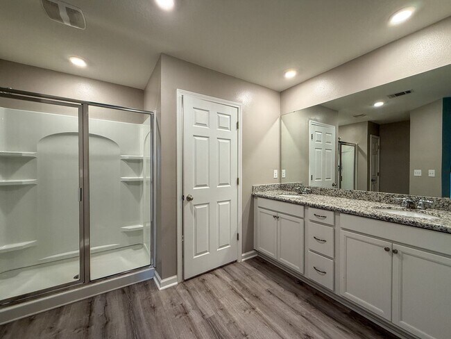 Building Photo - Beautiful 3 bedroom 2 bath brick craftsman home available for rent! POWER INCLUDED!
