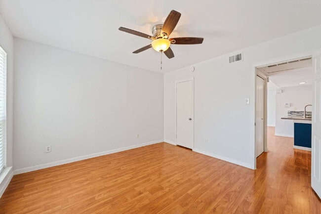 Building Photo - Clean & Bright Gated 1BR Near Downtown Austin
