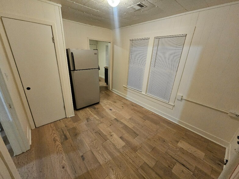 Building Photo - 321 W Elm St