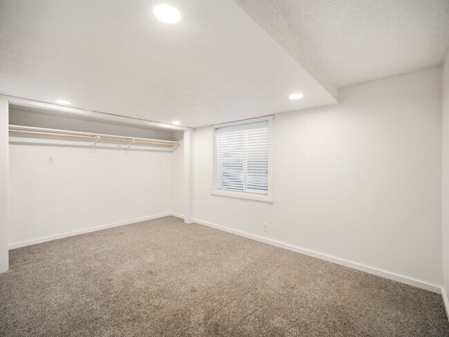 Building Photo - 6011 N Braeburn Dr