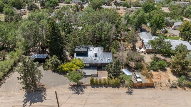 Building Photo - Beautiful Three Bedroom Home on Half Acre in S. Reno