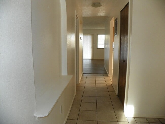 Building Photo - 823 Country Club Dr SE