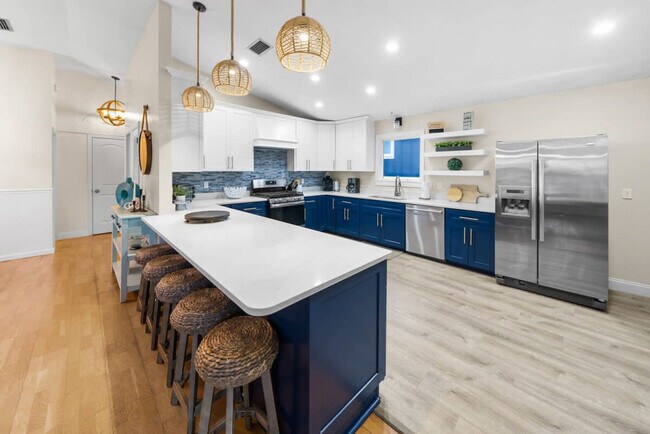 Building Photo - 501 Dolphin St