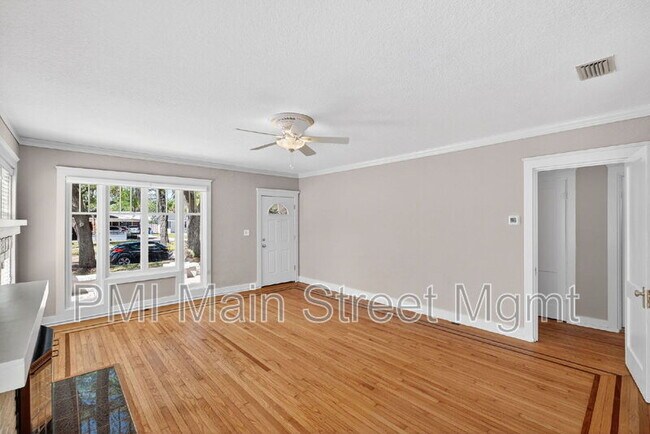 Building Photo - 829 N Hyer Ave