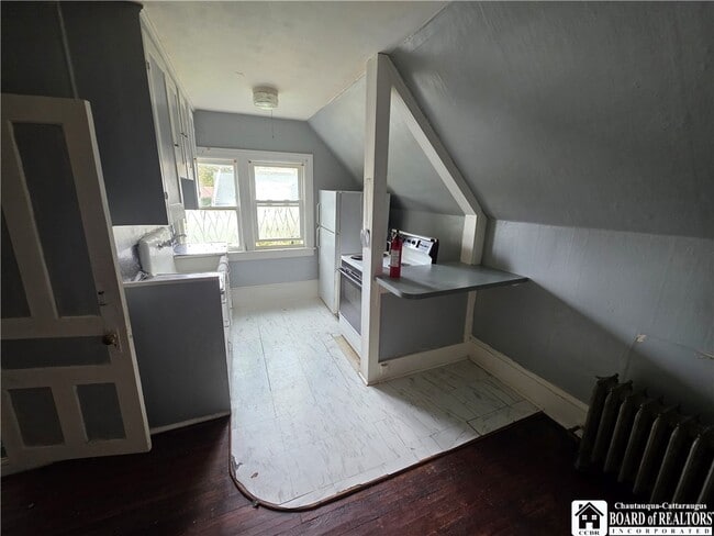 Building Photo - 329 Crossman St
