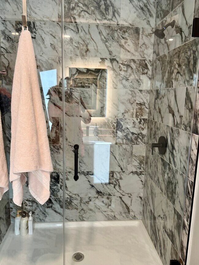 Building Photo - 1101 W Van Buren St