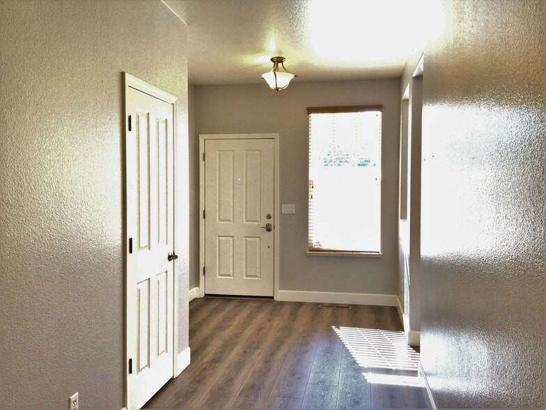 Building Photo - 5838 Rainier Peak Dr