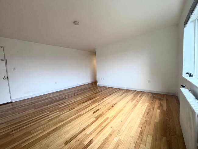 Building Photo - Spacious East Queen Anne 1 Bedroom Condo f...