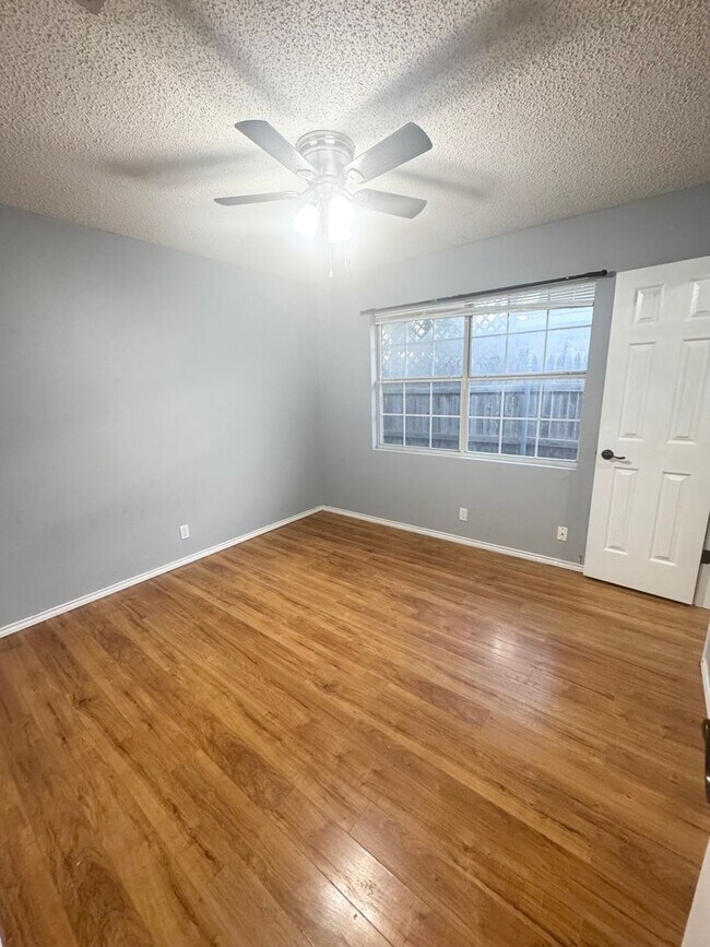 Building Photo - 3 Bed 2 Bath Ready To Rent ASAP!