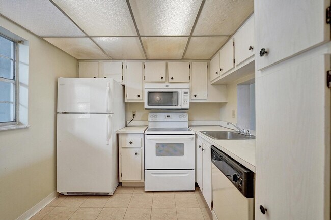 Building Photo - 9440 Poinciana Pl