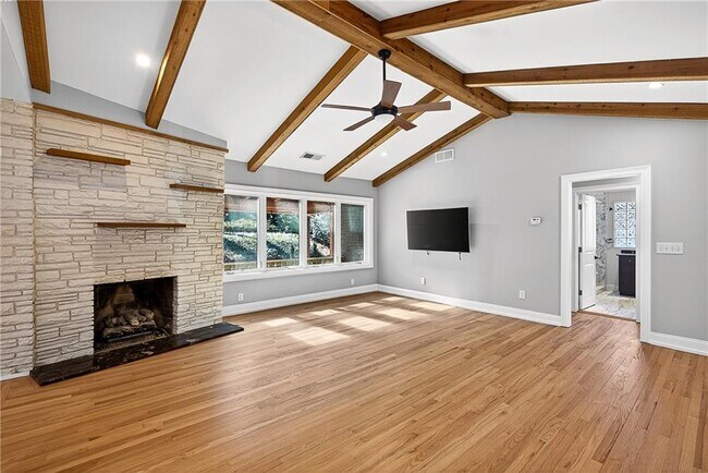 Building Photo - 1319 Chalmette Dr NE