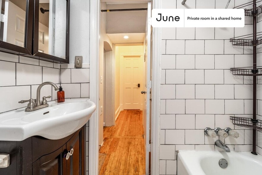 Building Photo - Room in Shared 2 bed/1 bath home in Columbia Heights