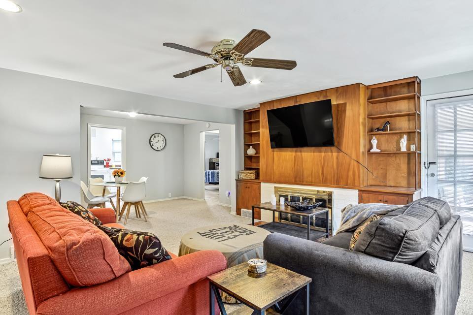 Comfortable living room. - 1603 Jersey St