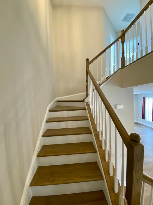 Building Photo - Charming 3-bedroom, 2.5-bathroom Townhouse