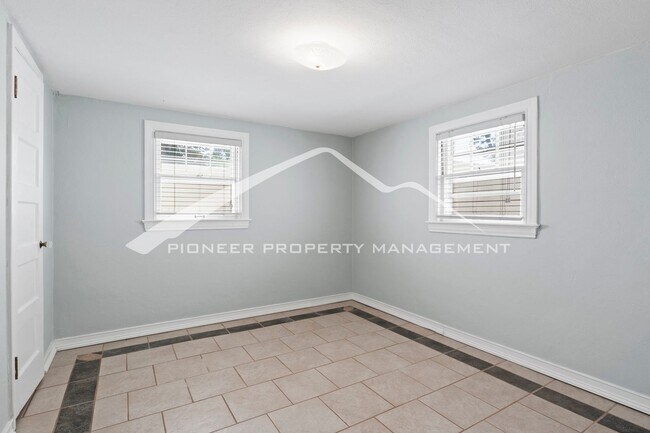 Building Photo - Charming Bungalow in Patty Jewett Neighborhood! 3bed, 2 bath, Enclosed yard, 1 car garage, carport