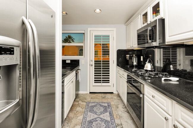 Building Photo - 2949 Ocean Front Walk