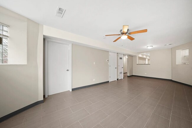 Building Photo - Spacious 2BR, 2BA Haven with Hardwood Elegance right across from Humboldt Park!