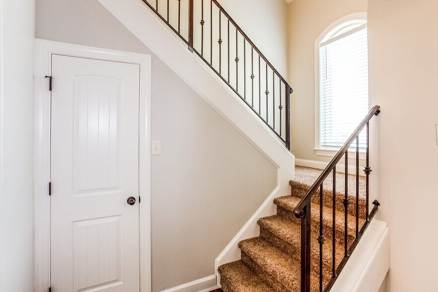 Building Photo - 7397 Brentridge Dr