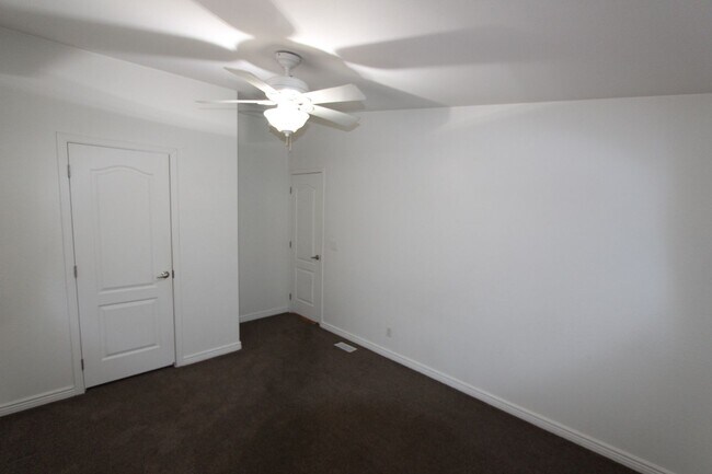 Building Photo - * LEASE PENDING Move-in ready Home in Railroad Springs