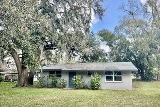Building Photo - Beautiful 2BR/1BA Zephyrhills Home,  HUGE YARD!! NO APP FEE! Water & Sewer Included