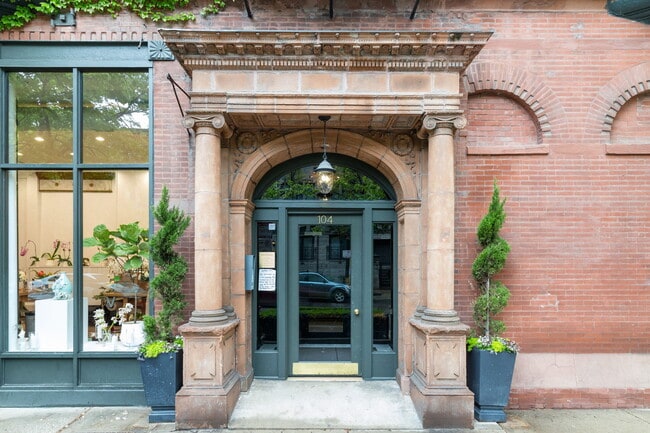 Building Photo - 104 W Oak St